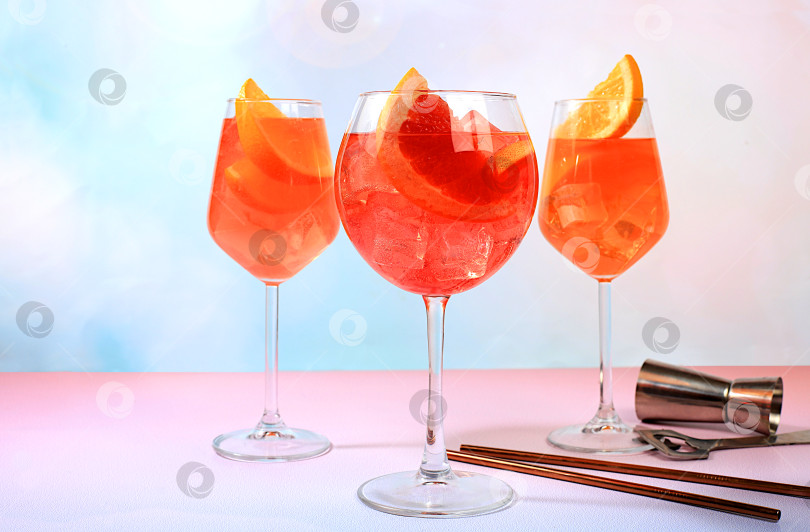 Скачать Праздничный алкогольный коктейль Aperol spritz в бокалах на ярком фоне, концепция для бара и новогодней ночи, алкогольные напитки на вечеринке, реклама ресторана, фотосток Ozero