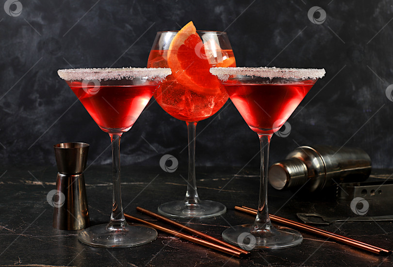 Скачать Ассортимент алкогольных коктейлей Aperol spritz и red martini в бокалах на темном фоне, концепция бара, алкогольные напитки на вечеринке, реклама ресторана, фотосток Ozero