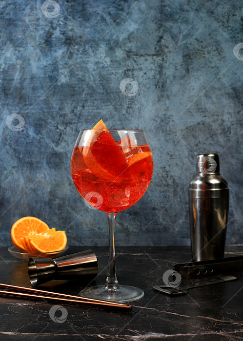 Скачать Праздничный алкогольный коктейль Aperol spritz в бокалах на темном фоне, концепция бара и новогодней ночи, алкогольные напитки на вечеринке, реклама ресторана, фотосток Ozero