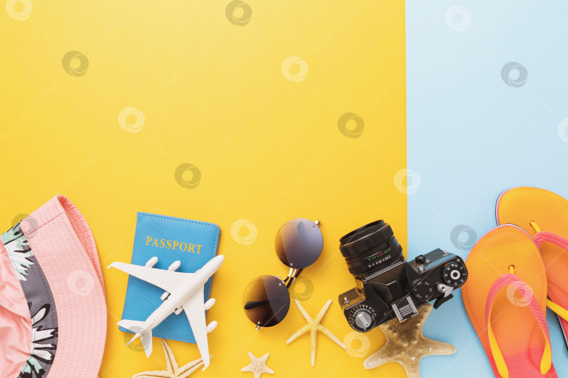 Скачать Паспорт, игрушечный самолет, фотоаппарат и аксессуары для отдыха на цветном фоне с местом для копирования фотосток Ozero