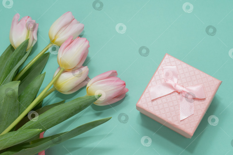 Скачать Розовая подарочная коробка и букет тюльпанов фотосток Ozero