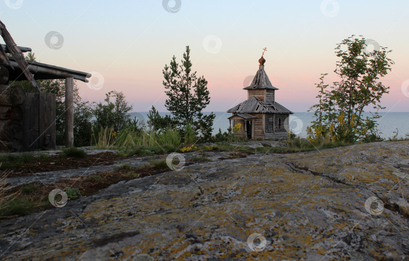 Скачать Деревянная часовня на небольшом острове Ладожского озера фотосток Ozero