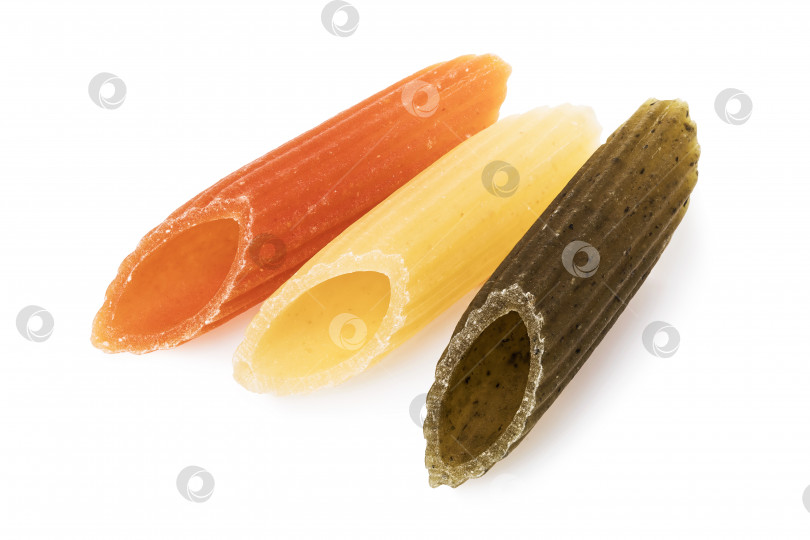 Скачать Разноцветные макароны классической формы из твердых сортов пшеницы, выделенные на белом фоне. Сложенная фотография фотосток Ozero