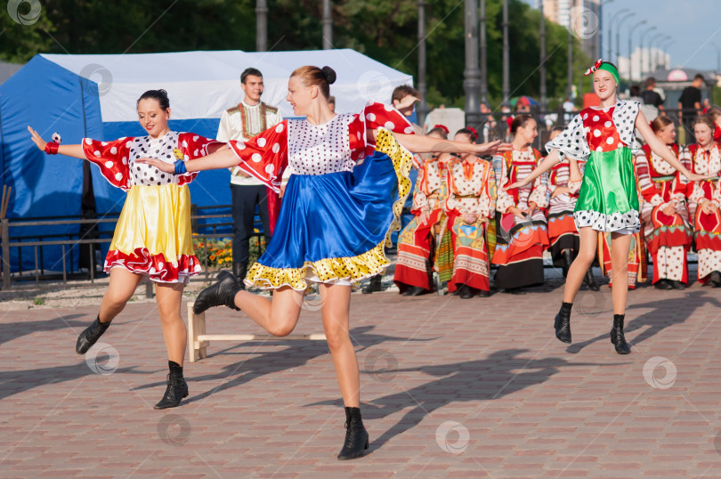 Скачать БЛАГОВЕЩЕНСК, РОССИЯ - 15 июля 2023 года: Выступление творческой группы в русских народных костюмах на набережной. фотосток Ozero