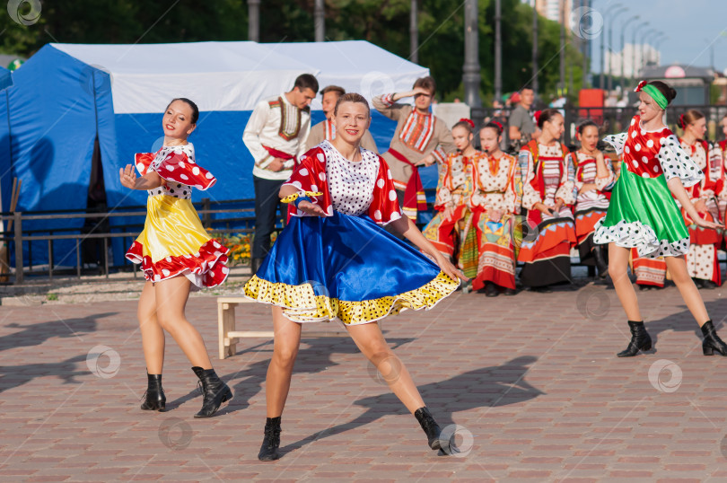 Скачать БЛАГОВЕЩЕНСК, РОССИЯ - 15 июля 2023 года: Выступление творческой группы в русских народных костюмах на набережной. фотосток Ozero