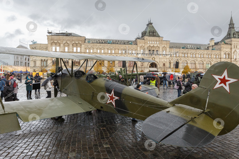 Скачать Москва, Россия - Ноябрь 07,2023: Военный самолет-биплан фотосток Ozero