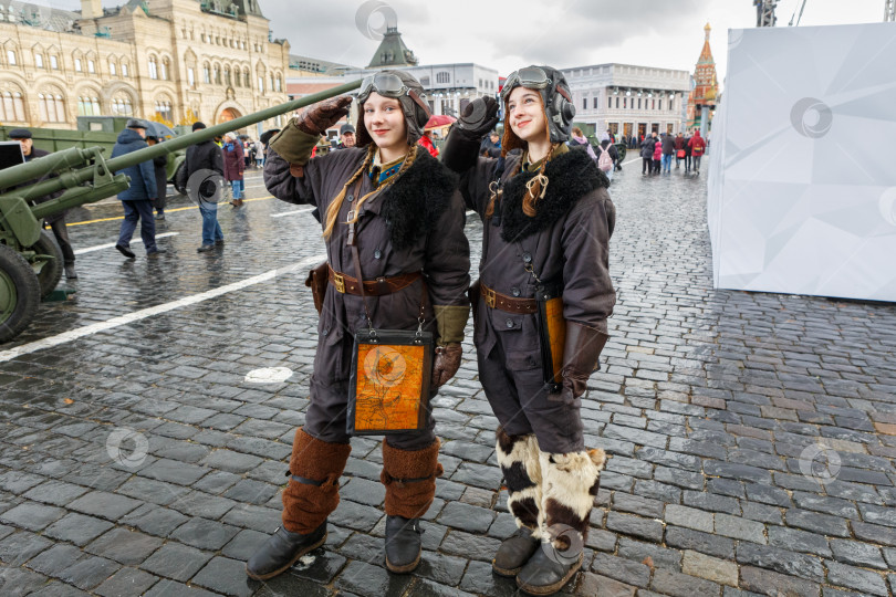 Скачать Москва, Россия - Ноябрь 07,2023: Молодые девушки в летной форме времен II-ой мировой войны фотосток Ozero