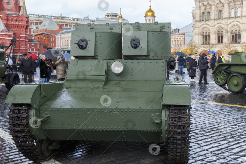 Скачать Москва, Россия - Ноябрь 07,2023: Танк времен II-ой мировой войны фотосток Ozero