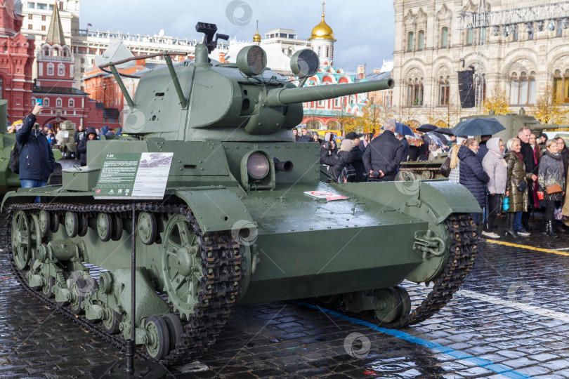 Скачать Москва, Россия - Ноябрь 07,2023: Танк времен II-ой мировой войны фотосток Ozero