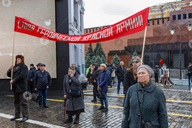 Скачать Москва, Россия - Ноябрь 07,2023: Мужчины с транспарантом в одежде 40-х годов прошлого века фотосток Ozero