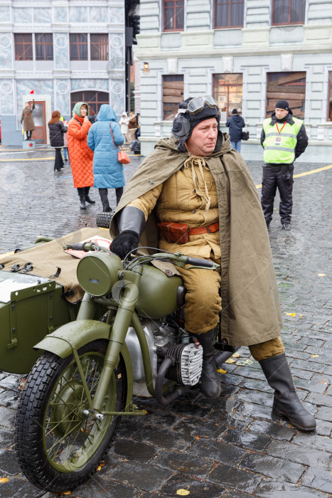 Скачать Москва, Россия - Ноябрь 07,2023: Военный мотоциклист времен II-ой мировой войны фотосток Ozero