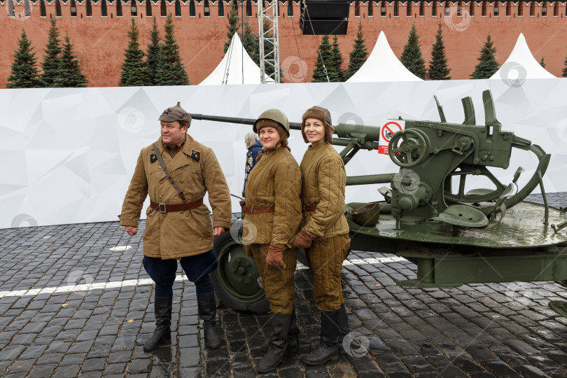 Скачать Москва, Россия - Ноябрь 07,2023: Зенитчики  времен II-ой мировой войны фотосток Ozero