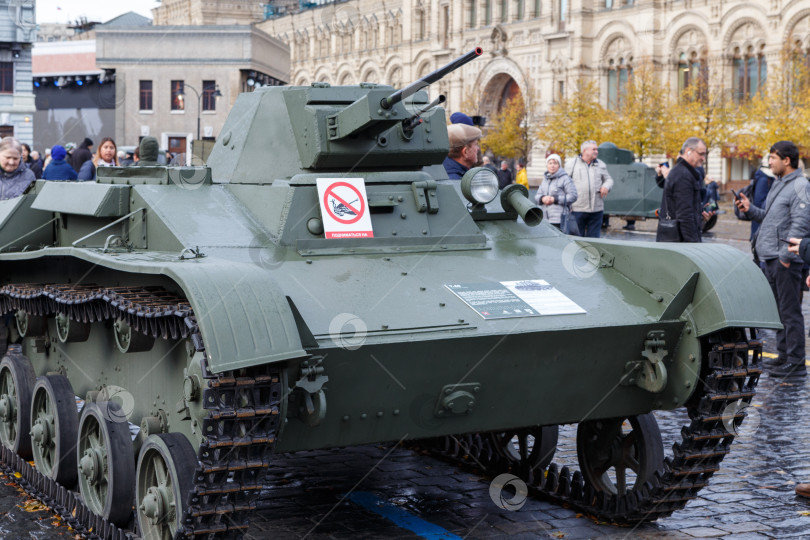 Скачать Москва, Россия - Ноябрь 07,2023: Танк времен II-ой мировой войны фотосток Ozero