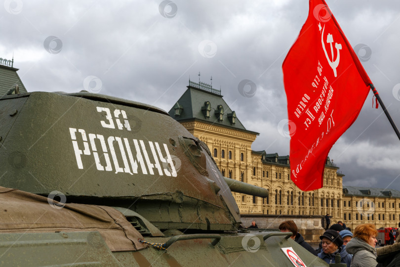 Скачать Москва, Россия - Ноябрь 07,2023: Танк и боевое красное знамя времен II-ой мировой войны фотосток Ozero