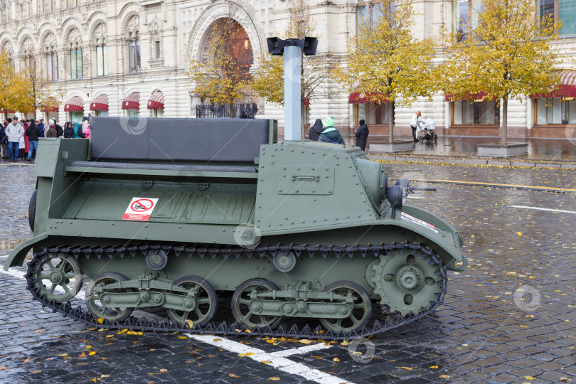 Скачать Москва, Россия - Ноябрь 07,2023: Бронеавтомобиль времен II-ой мировой войны фотосток Ozero