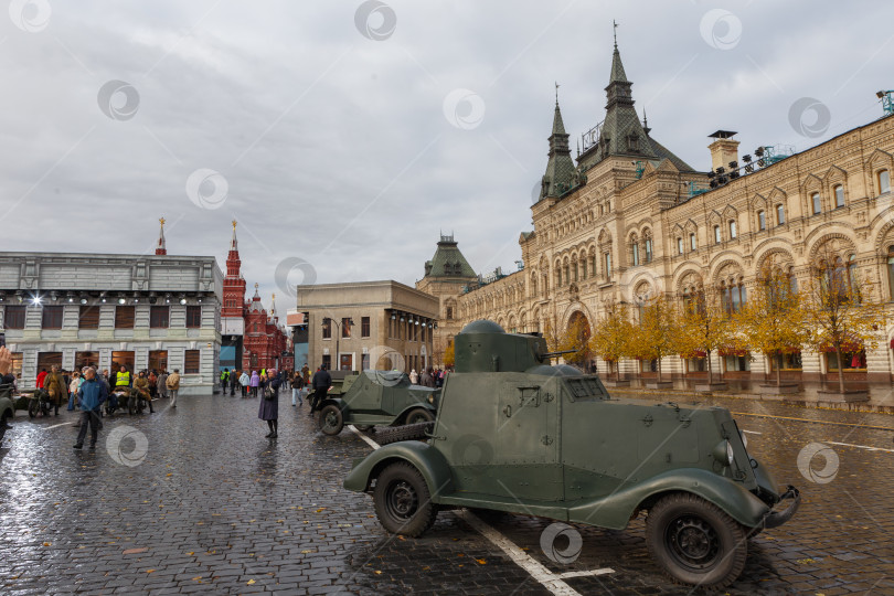 Скачать Москва, Россия - Ноябрь 07,2023: Бронеавтомобиль времен II-ой мировой войны фотосток Ozero