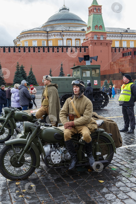 Скачать Москва, Россия - Ноябрь 07,2023: Военный мотоциклист времен II-ой мировой войны фотосток Ozero