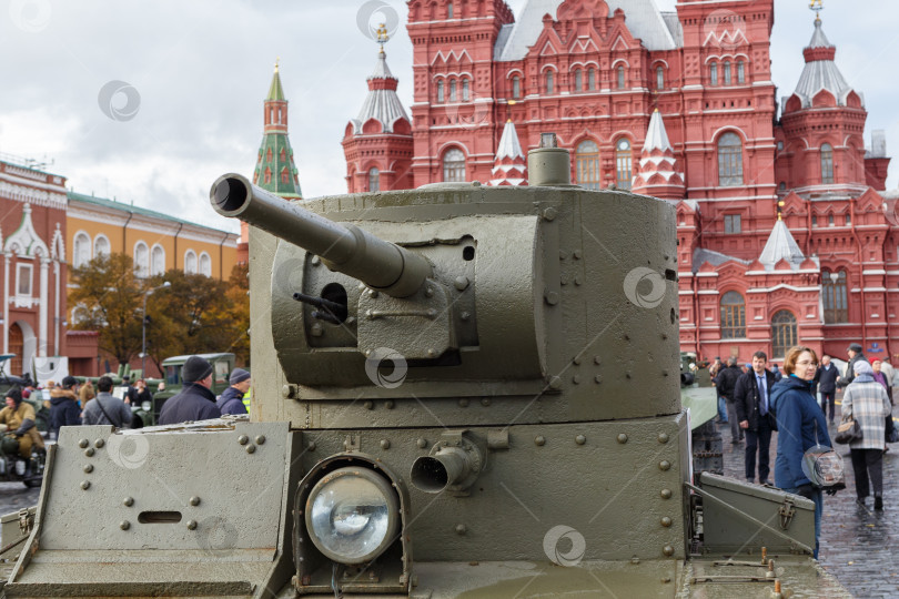 Скачать Москва, Россия - Ноябрь 07,2023: Танк времен II-ой мировой войны фотосток Ozero