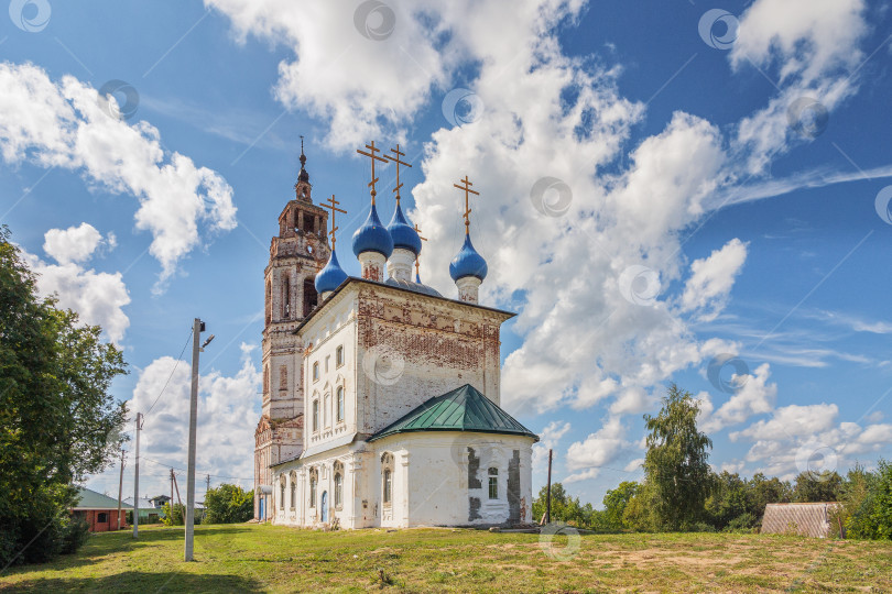 Скачать Старинная Покровская церковь с колокольней в селе Клязьминский городок (Стародуб) Владимирской области. фотосток Ozero