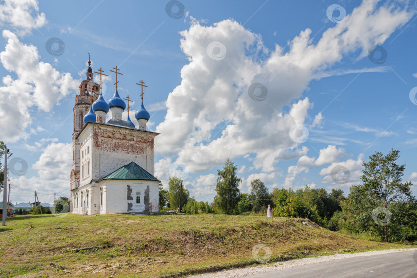 Скачать Старинная Покровская церковь с колокольней в селе Клязьминский городок (Стародуб) Владимирской области. фотосток Ozero