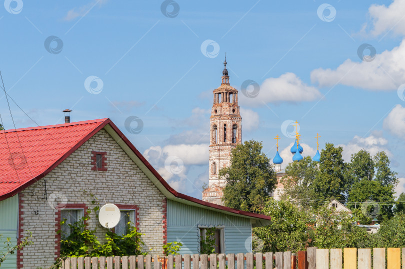 Скачать Вид на старый храм. фотосток Ozero