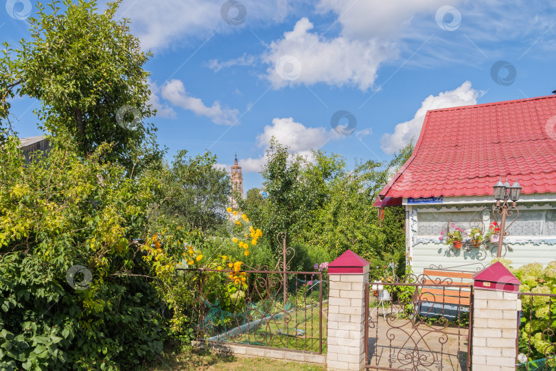 Скачать Зеленый дачный участок с видом на Храм. фотосток Ozero