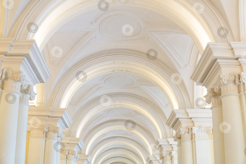 Скачать фон: интерьер в стиле барокко, сводчатый потолок классической анфилады фотосток Ozero