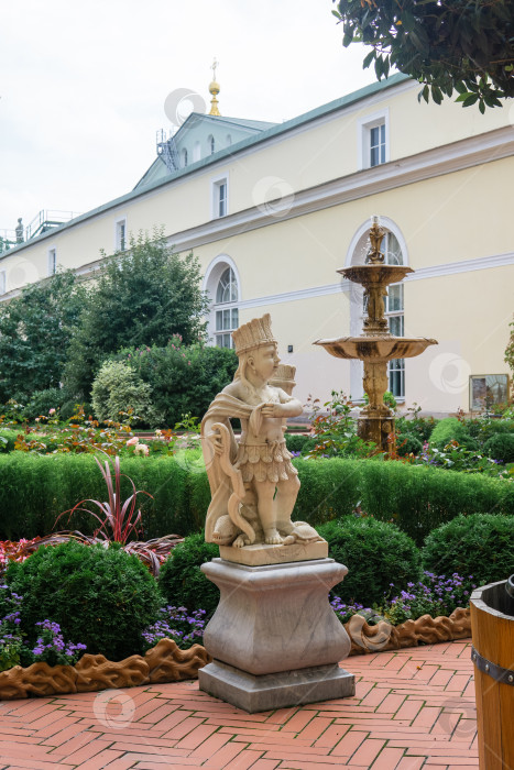 Скачать скульптура в Висячем саду Малого Эрмитажа в Санкт-Петербурге фотосток Ozero