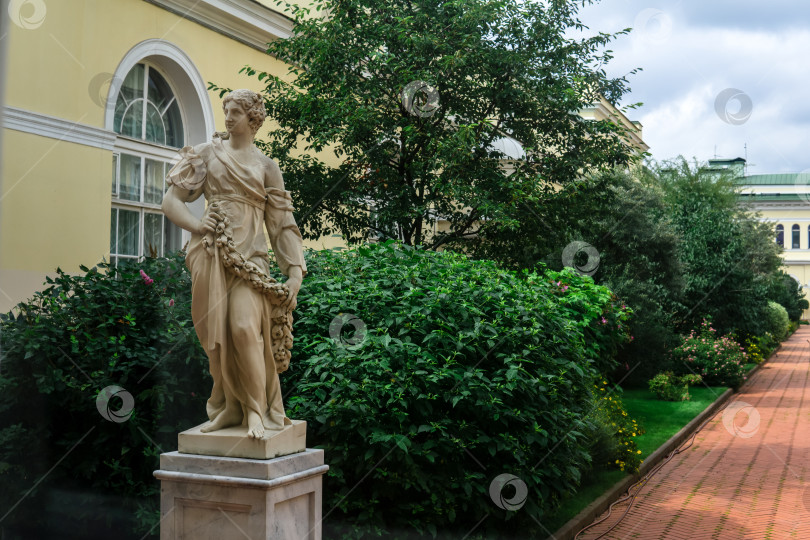 Скачать скульптура в Висячем саду Малого Эрмитажа в Санкт-Петербурге фотосток Ozero