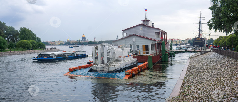 Скачать судно на воздушной подушке МЧС пришвартовалось к понтону недалеко от набережной в центре Санкт-Петербурга. фотосток Ozero