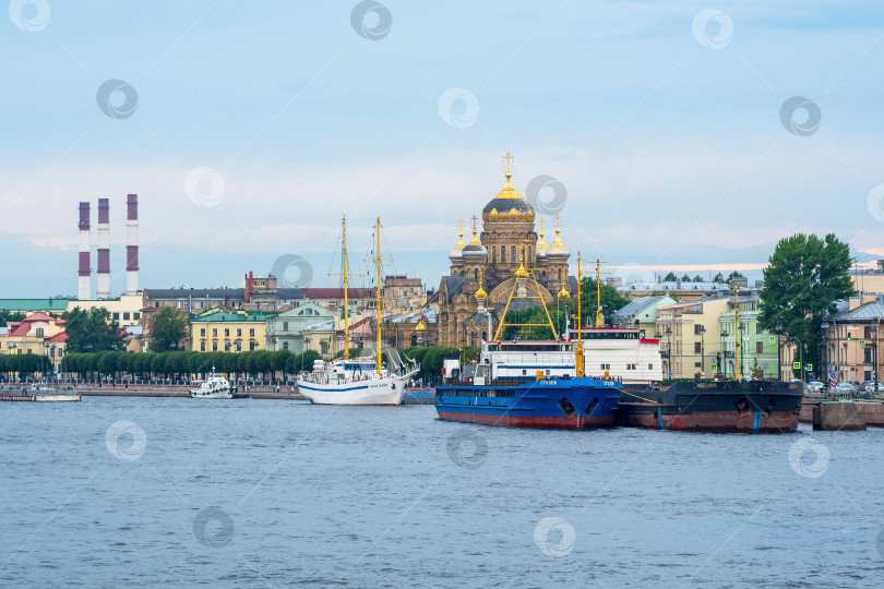 Скачать городской пейзаж исторического центра Санкт-Петербурга, вид на набережную Лейтенанта Шмидта с Благовещенского моста через Неву фотосток Ozero