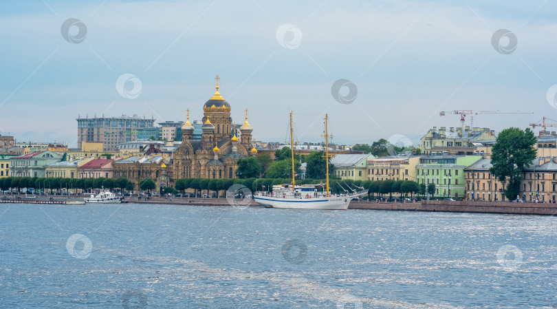 Скачать городской пейзаж исторического центра Санкт-Петербурга, вид на набережную Лейтенанта Шмидта с Благовещенского моста через Неву фотосток Ozero