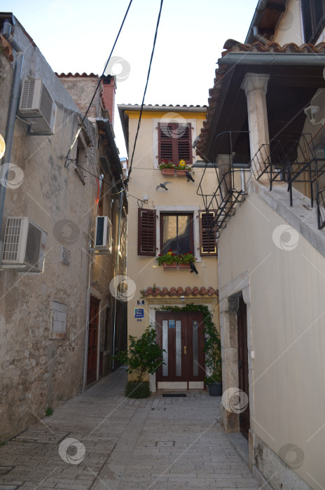 Скачать Улочки города Пореч, Хорватия, с домами в итальянском венецианском стиле фотосток Ozero