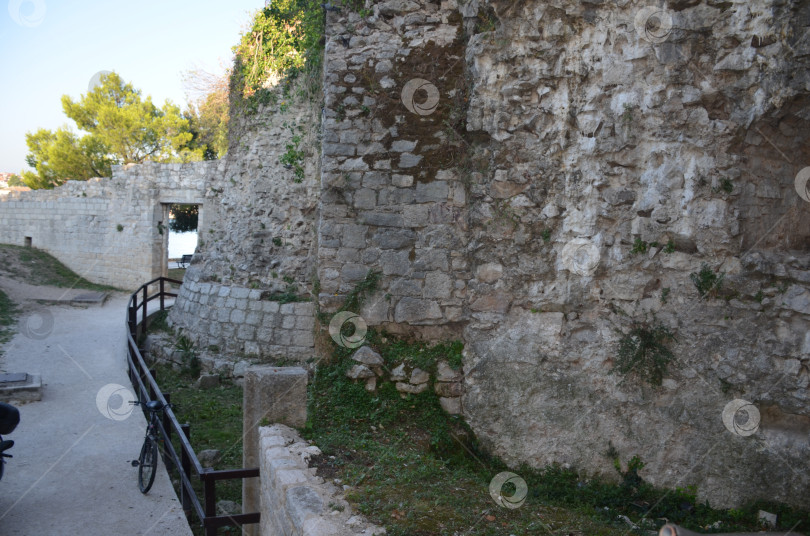 Скачать Стены крепостных укреплений в городе Пореч в Хорватии, побережье Адриатического моря фотосток Ozero