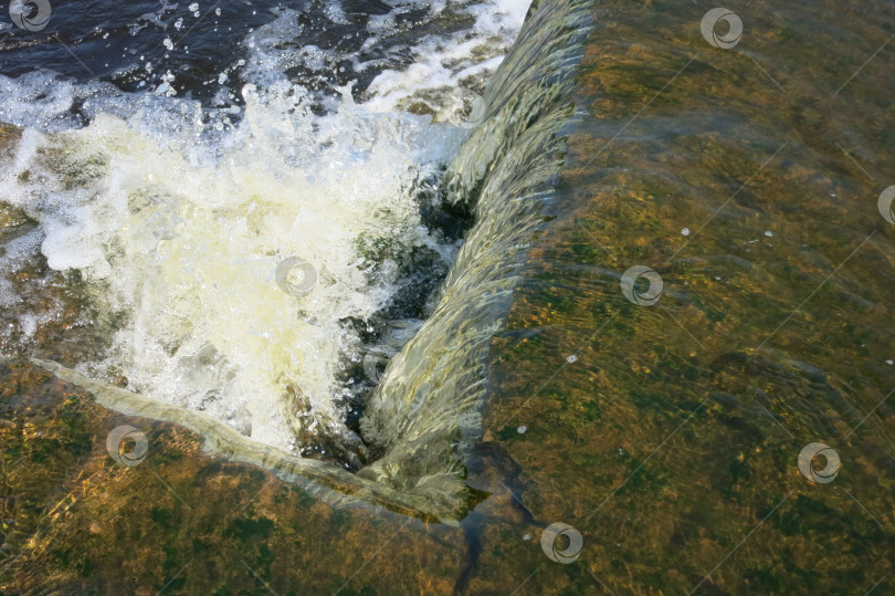 Скачать Вода на краю водопада фотосток Ozero