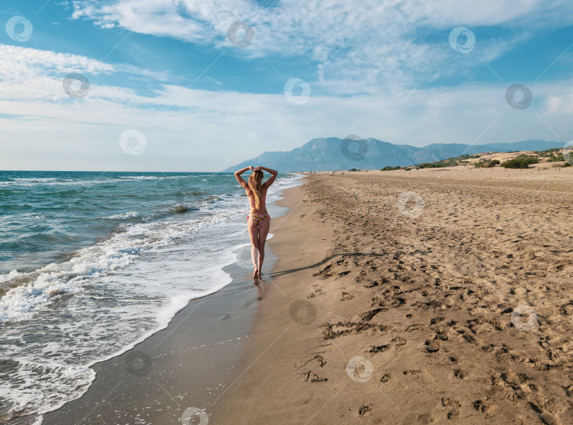 Скачать Девушка на красивом пляже Патара, Турция фотосток Ozero