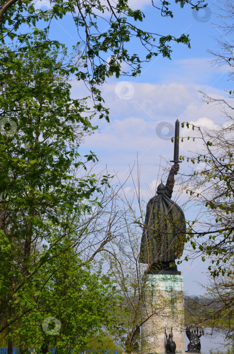 Скачать Памятник Илье Муромцу в городе Муром Владимирской области на набережной реки Ока фотосток Ozero