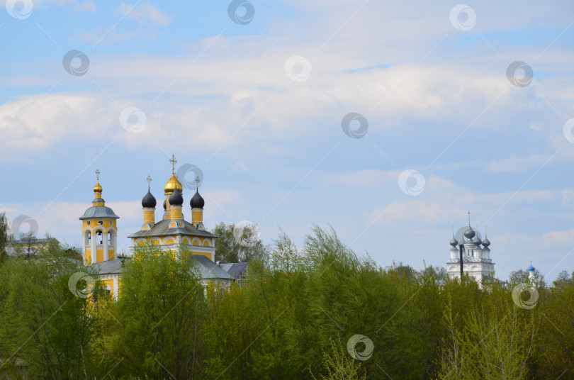 Скачать Церковь Николая Чудотворца Набережного и Собор Воскресения Христова в Воскресенском монастыре в городе Муром – одном из древнейших городов России во Владимирской области. фотосток Ozero