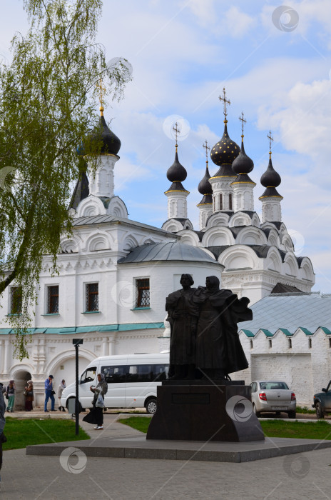 Скачать Памятниц святым Петру и Февронии у стен Троицкого монастыря в городе Муром – одном из древнейших городов России во Владимирской области фотосток Ozero