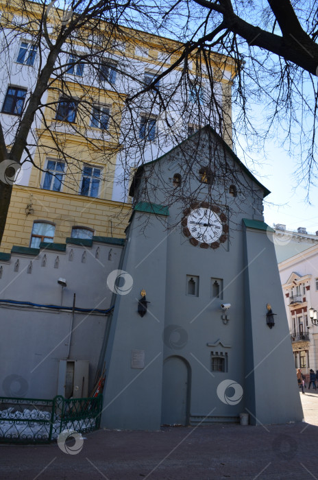 Скачать Башня с часасми на пешеходной Большой Покровской улице в Нижнем Новгороде фотосток Ozero