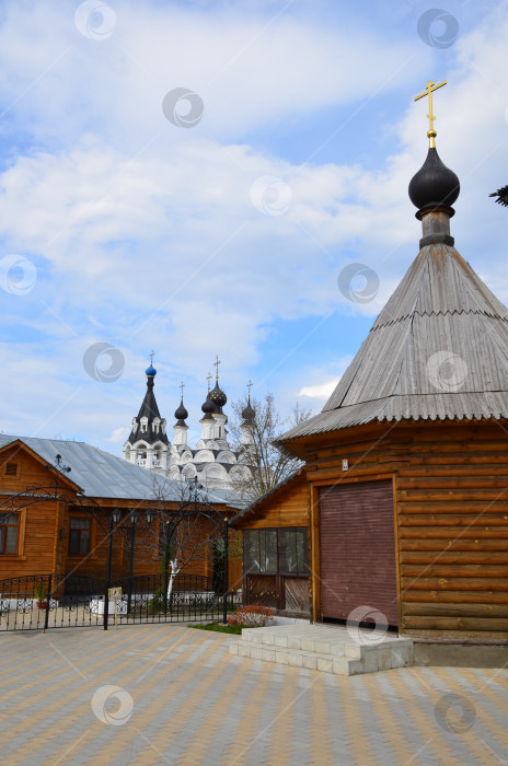 Скачать Вид на Благовещенский собор Благовещенского монастыря в городе Муром – одном из древнейших городов России во Владимирской области с церковного двора Троицкого монастыря рядом с Церковью Сергия Радонежского фотосток Ozero