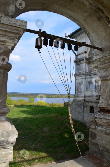 Скачать Небольшая звонница православного монастыре в арке собора, вид на реку фотосток Ozero