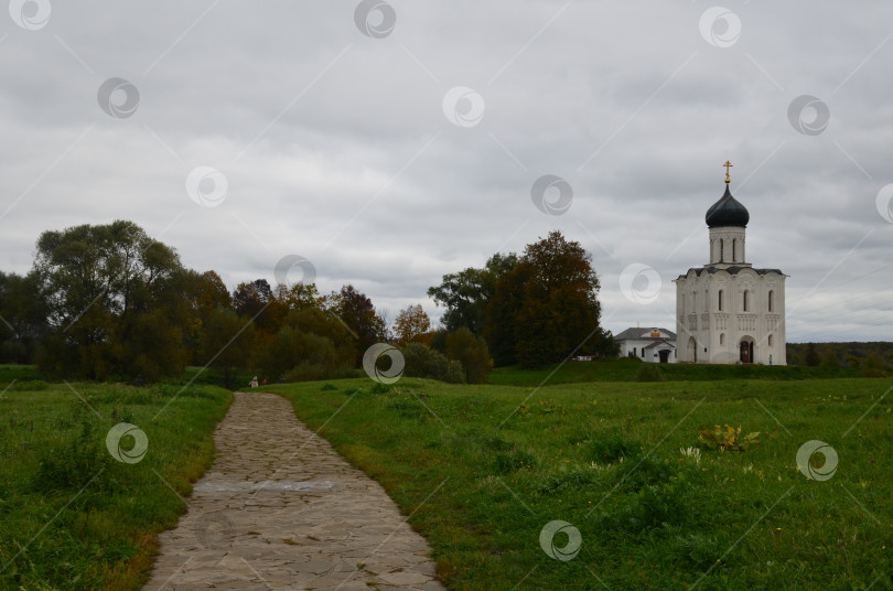 Скачать Церковь Покрова на Нерли (Церковь Покрова Пресвятой Богородицы) в поселке Боголюбово. Пригород города Владимира, Зоолтое кольцо России. фотосток Ozero