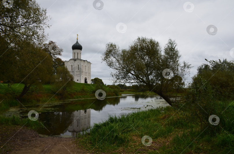 Скачать Церковь Покрова на Нерли (Церковь Покрова Пресвятой Богородицы) в поселке Боголюбово. Пригород города Владимира, Зоолтое кольцо России. фотосток Ozero