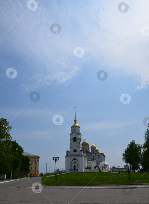 Скачать Успенский собор (Свято-Успенский кафедральный собор) в ясный солнечный день в городе Владимир, входящем в Золотое кольцо России. фотосток Ozero