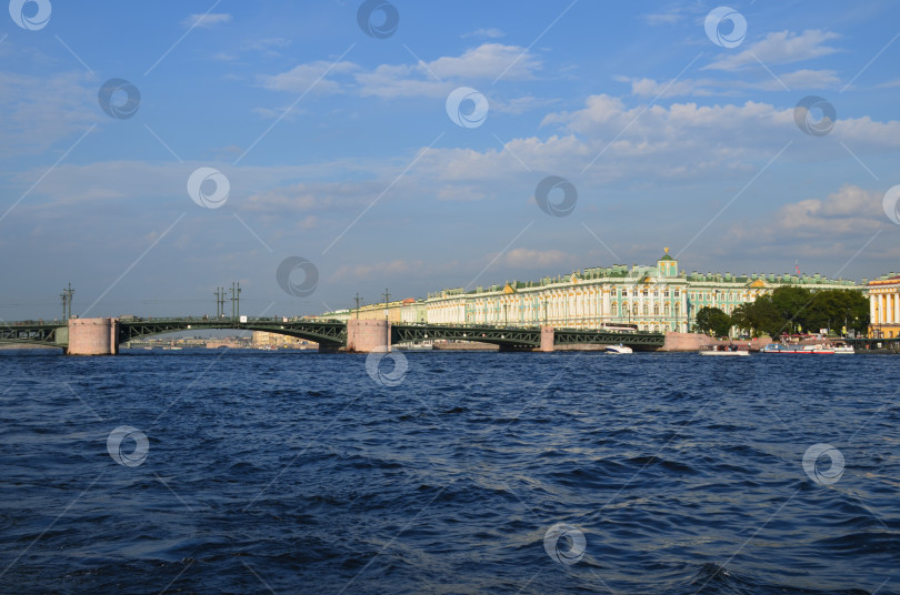 Скачать Вид со стороны Невы на Дворцовый мост и Зимний дворец (Эрмитаж) в Санкт-Петербурге фотосток Ozero