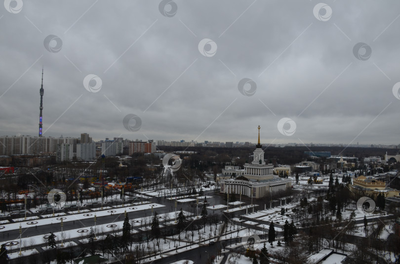 Скачать Вид на ВДНХ зимой: Центральный павильон, Останкинская телебашня фотосток Ozero