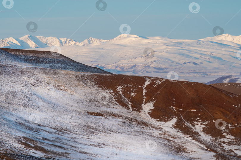 Скачать Потрясающий альпийский пейзаж с высоким горным хребтом на закате или на восходе солнца. Минималистичный природный фон заснеженного склона горы. фотосток Ozero