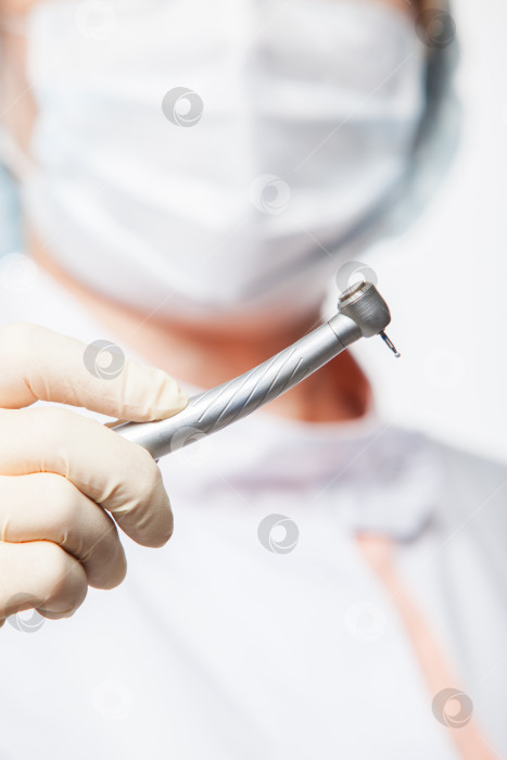 Скачать женщина-стоматолог в маске держит инструменты, готовые к операции фотосток Ozero