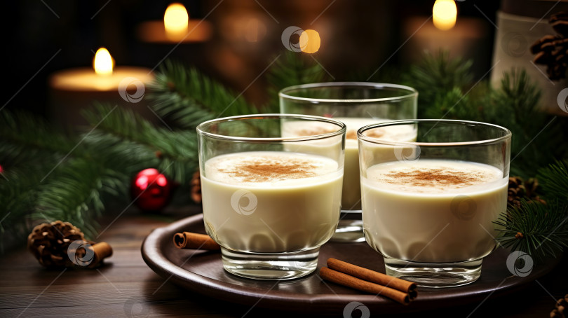 Скачать Рождественский молочный напиток со специями, гоголь-моголь, в стеклянных бокалах, праздничное настроение. Искусственный интеллект сгенерирован. фотосток Ozero